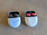deux AirPods posés l'un à côté de l'autre sur le sol