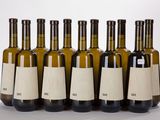 six bouteilles de vin sont alignées sur une surface blanche