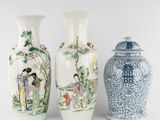 trois vases posés l'un à côté de l'autre sur une surface blanche