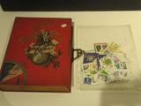 un livret rouge avec des timbres, à côté d'un sachet de timbres