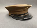 une photo d'un chapeau militaire posé sur une table