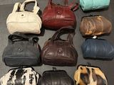 un grand nombre de sacs à main posés sur une table