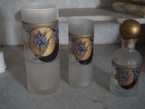 deux verres et une bouteille posés sur un comptoir