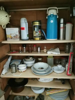 un placard sur lequel sont posés de nombreux assiettes et tasses