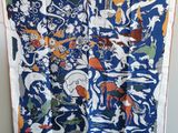 un gros plan d'une écharpe bleue et blanche accrochée à un mur