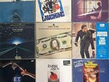 de nombreux films exposés sur le mur