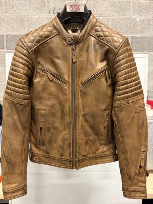 La veste est suspendue à un cintre dans la pièce.