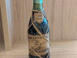 une bouteille de vin posée sur une table