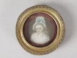 portrait d'une dame en robe blanche et chapeau bleu, dans un cadre doré
