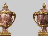 deux vases placés l'un à côté de l'autre