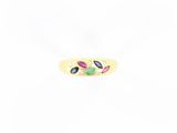 gros plan d'une bague en or avec des pierres multicolores