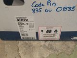 une boîte sur laquelle est collée une étiquette portant la mention « god »