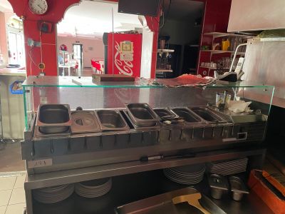 une photo de la cuisine d'un restaurant avec beaucoup de vaisselle sur le plan de travail