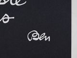 un livre noir avec des lettres blanches sur la couverture