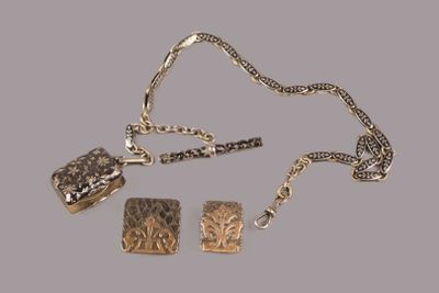Deux bijoux sont présentés sur une surface grise