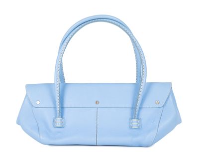 un sac à main bleu clair avec des anses tressées sur fond blanc