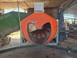 une grande machine orange qui se trouve à l'intérieur d'un bâtiment