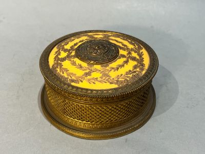 boîte jaune et dorée ornée d'un motif floral sur le dessus