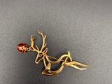 broche en forme de renne plaquée or, ornée d'une perle de verre rouge et de bois de renne