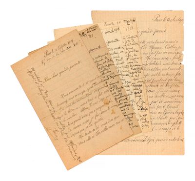 une pile de vieux papiers couverts d'écriture, empilés les uns sur les autres