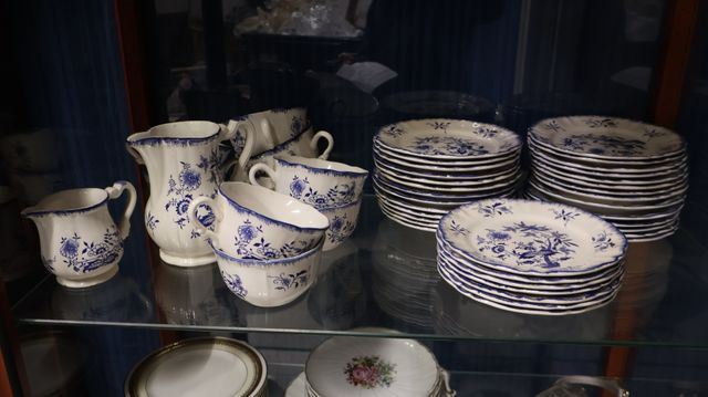 SARREGUEMINE : ensemble de neuf déjeuners, 34 soucoupes, un pot à...