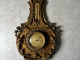 une horloge dorée accrochée au mur d'une pièce