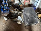 une tondeuse à gazon posée au milieu d'un garage