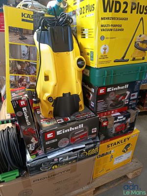 de nombreux types d'outils électriques exposés dans un magasin