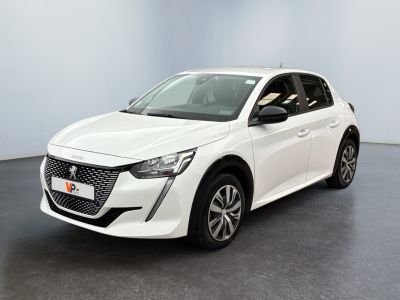 Une voiture blanche est garée dans une pièce au sol noir.