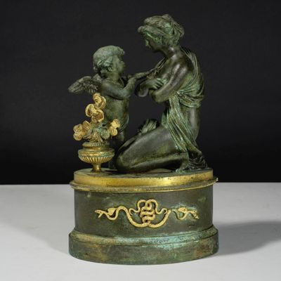figurine en bronze représentant une femme et un enfant avec un panier de fleurs