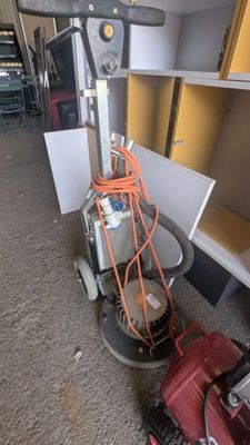 une machine posée sur le sol de la pièce