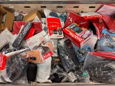 une boîte remplie d'appareils électroniques divers et d'autres objets