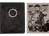 un livre noir orné d'un dessin, à côté d'un livre noir orné d'un dessin