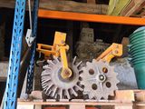 un tas d'objets divers posés sur une étagère dans un garage