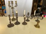 un grand nombre de bougies posées sur une table