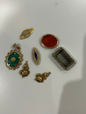 beaucoup de bijoux sur une surface blanche