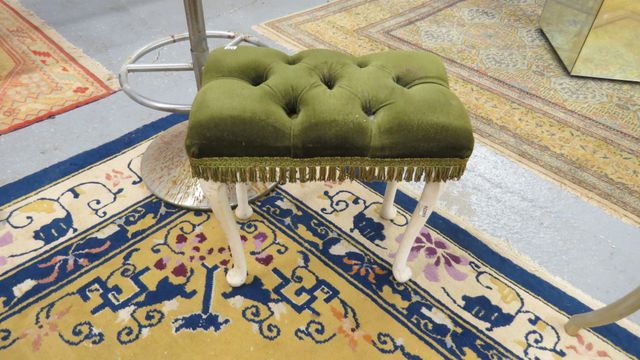 Repose pied rechampi blanc et garni de velours vert