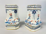 paire de vases bleus et blancs à motifs floraux