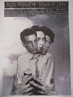 affiche représentant un homme et une femme tenant un téléphone portable devant une photo en noir et blanc