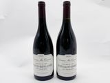 deux bouteilles de vin posées l'une à côté de l'autre sur une table