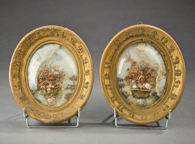 deux assiettes ornées de fleurs, sur lesquelles est posé un panier de fleurs