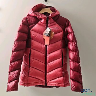 la veste est suspendue à un cintre sur le mur