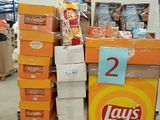 de nombreuses boîtes de chips sur une palette dans un magasin