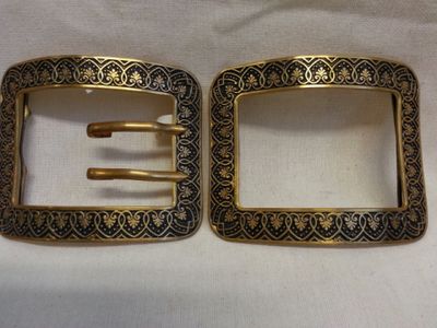 deux boucles de ceinture en métal doré ornées de motifs élaborés