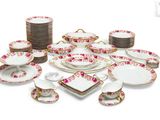 beaucoup d'assiettes, de tasses et de soucoupes sur la table