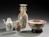 trois vases et un bol posés les uns à côté des autres sur une table