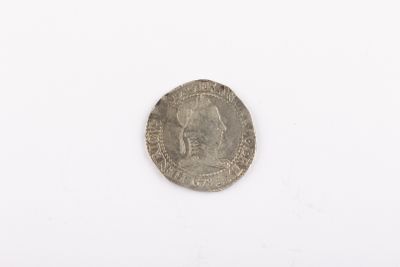 gros plan d'une pièce de monnaie sur une surface blanche avec un fond blanc