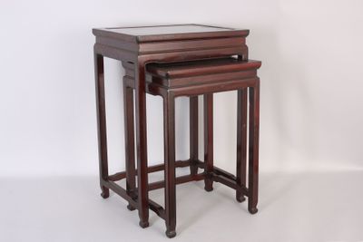trois tables gigognes en bois avec des plateaux en verre, sur fond blanc