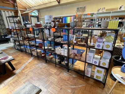 une pièce remplie de nombreux objets différents