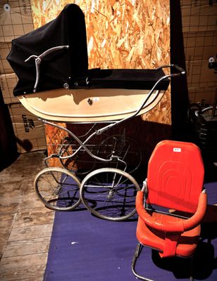 une poussette et un landau dans une pièce